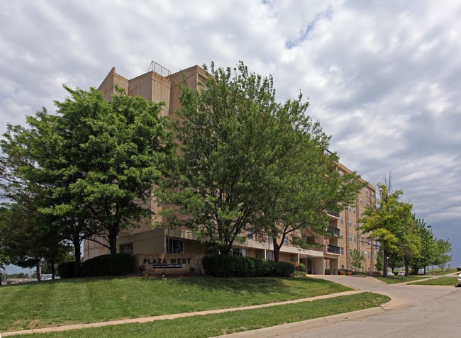 Plaza West Apartments in Topeka, KS - Foto de edificio - Building Photo