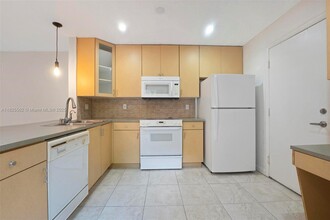 11066 Longboat Dr in Hollywood, FL - Building Photo - Building Photo