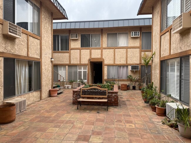 2141 S Bentley Ave, Unit 106 in Los Angeles, CA - Foto de edificio - Building Photo