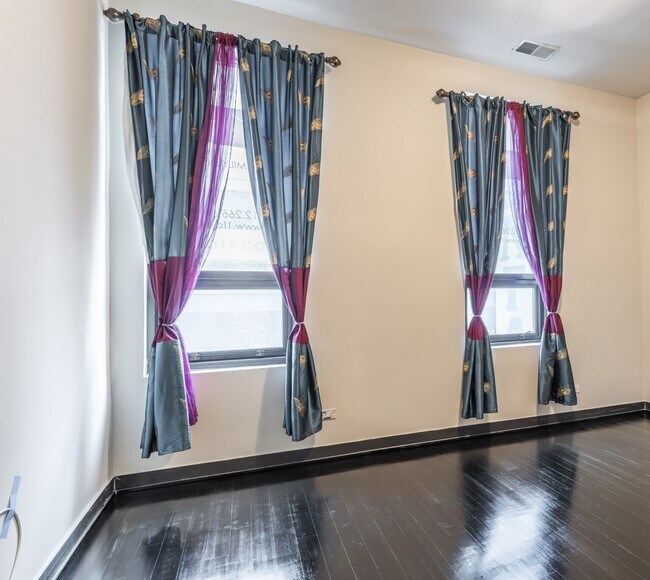 206 W Division St, Unit 2F in Chicago, IL - Building Photo - Building Photo