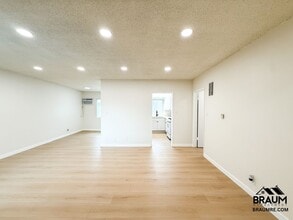 13129 Oxnard St in Los Angeles, CA - Building Photo - Building Photo