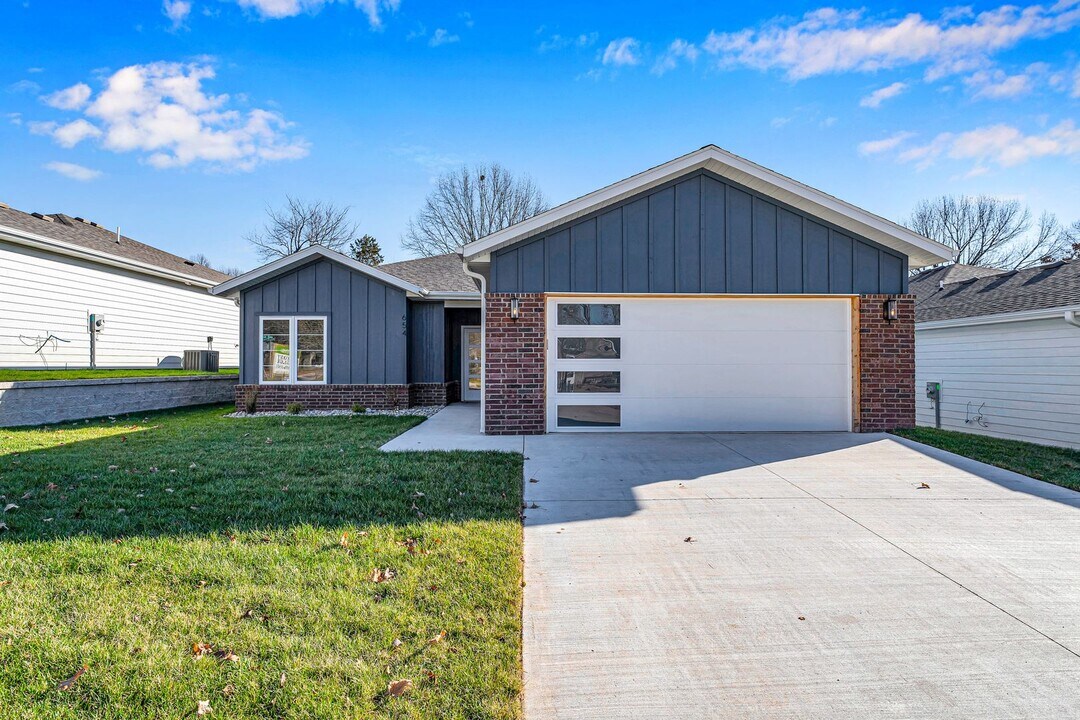 654 S Mission Ave in Springfield, MO - Building Photo