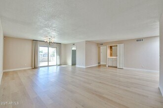 8151 E Del Joya Dr in Scottsdale, AZ - Foto de edificio - Building Photo