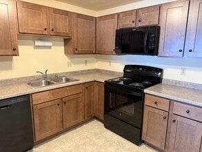 Village Park Apartments in Green Bay, WI - Building Photo - Building Photo