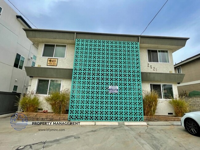 2521 Mathews Ave. in Redondo Beach, CA - Foto de edificio - Building Photo