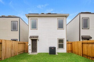 15208 Estrella Rd E in Houston, TX - Building Photo - Building Photo