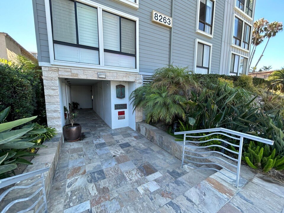 8263 Camino Del Oro in San Diego, CA - Building Photo