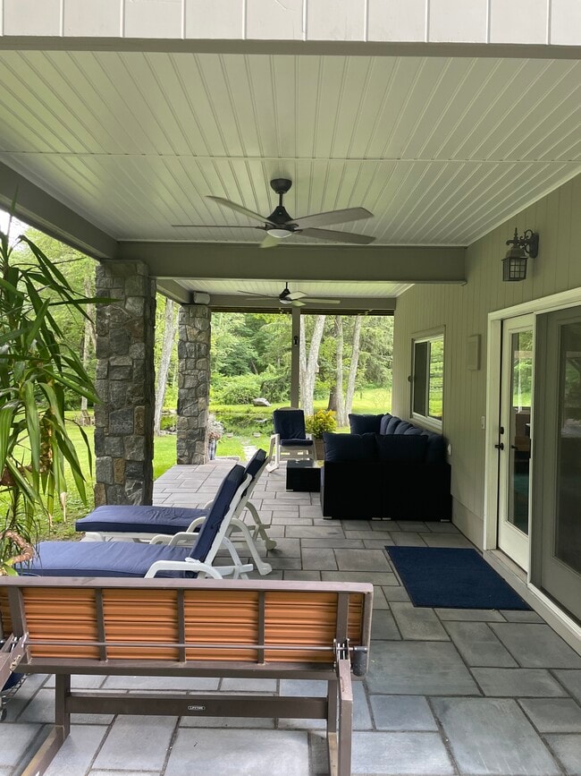 166 Center Rd in Woodbridge, CT - Foto de edificio - Building Photo