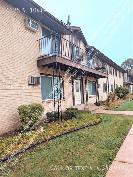 4325 N 104th St in Milwaukee, WI - Building Photo