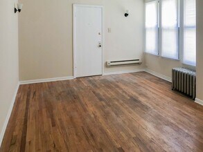 627 W Melrose St, Unit G2 in Chicago, IL - Foto de edificio - Building Photo