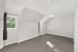 174 Mills Pond Rd in Saint James, NY - Building Photo - Building Photo