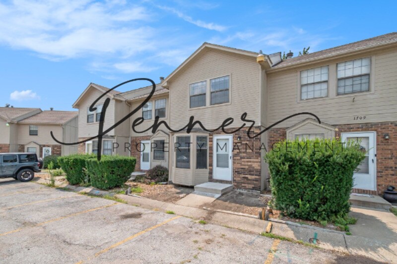 1711 SW PARKRIDGE Dr in Blue Springs, MO - Building Photo