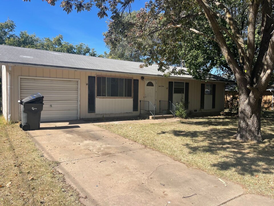 101 Duncan Terrace in Newton, KS - Building Photo