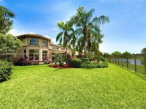 2547 Montclaire Cir in Weston, FL - Foto de edificio - Building Photo