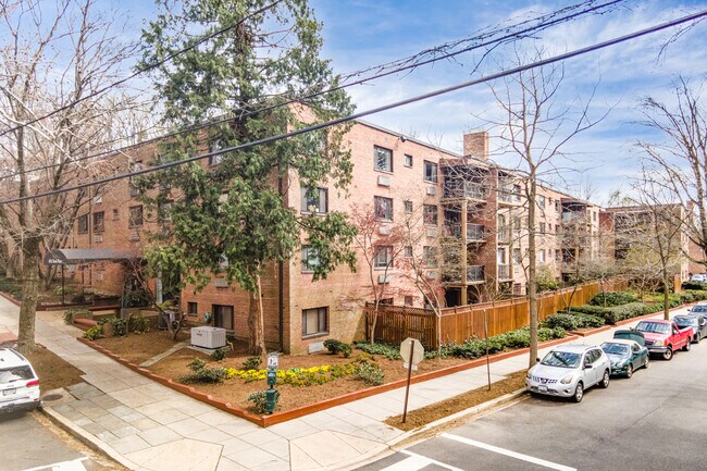 4114 Davis Pl NW in Washington, DC - Foto de edificio - Building Photo