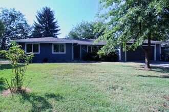 2670 Fijian Way in Medford, OR - Building Photo - Building Photo