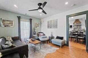 207 S Main St in Georgetown, TX - Building Photo