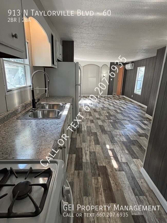 property at 913 N Taylorville Blvd