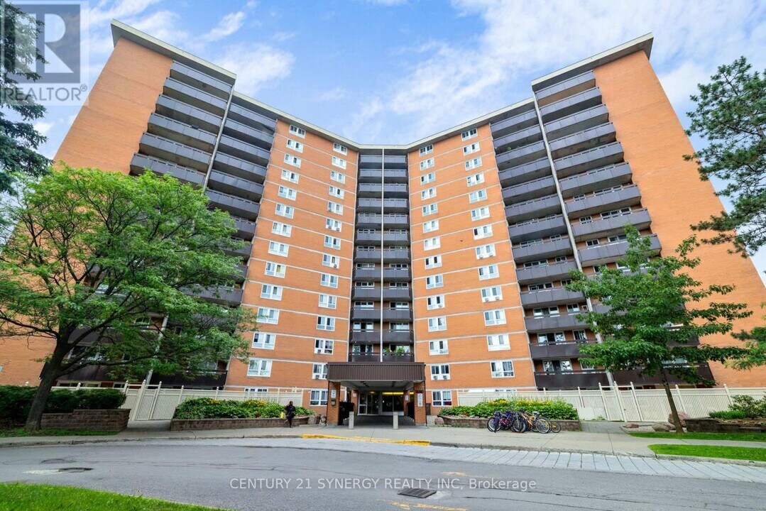 2020 Jasmine Crescent in Ottawa, ON - Building Photo