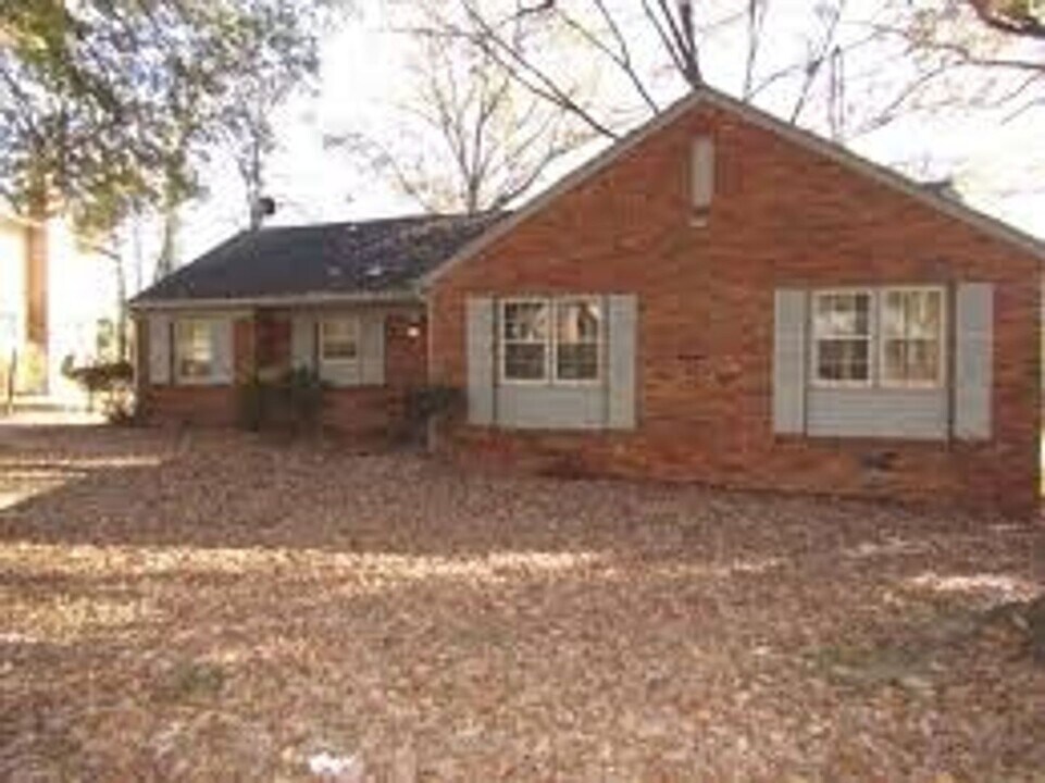3177 S Glengarry Rd in Memphis, TN - Building Photo