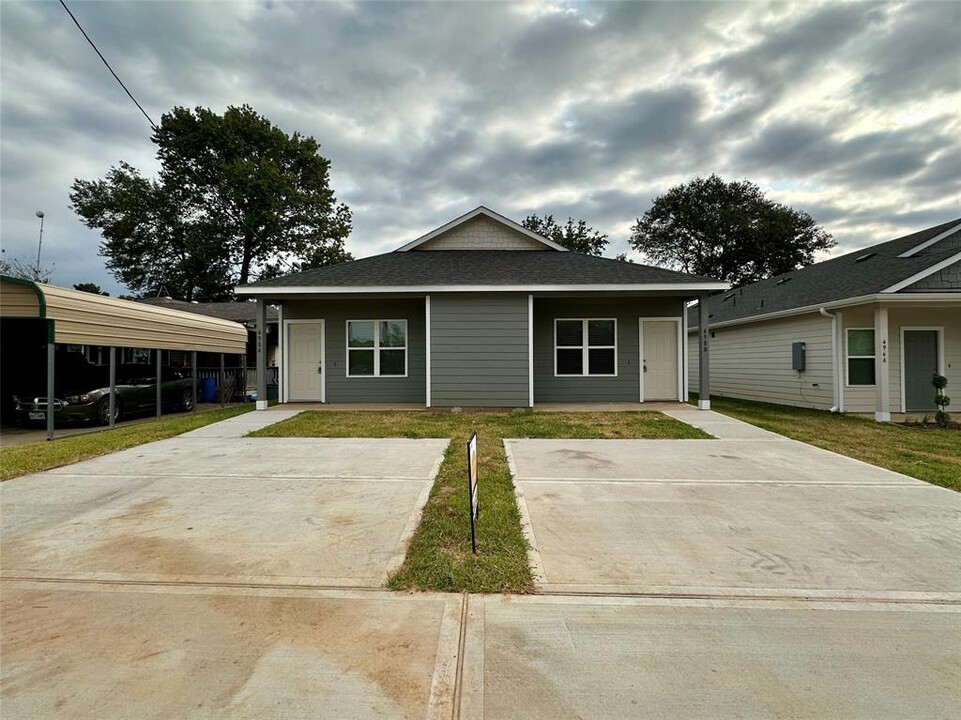 498 Golden St in Willis, TX - Building Photo