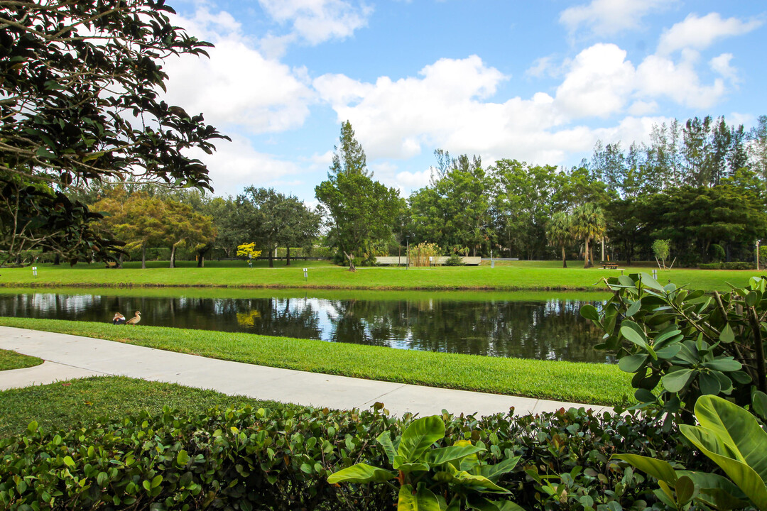 800 Crestwood Ct S in Royal Palm Beach, FL - Foto de edificio