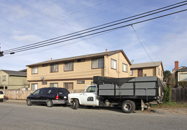 1089 Trinity Ave in Seaside, CA - Foto de edificio - Building Photo