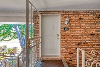 2101 Fountain View Dr in Houston, TX - Building Photo - Building Photo