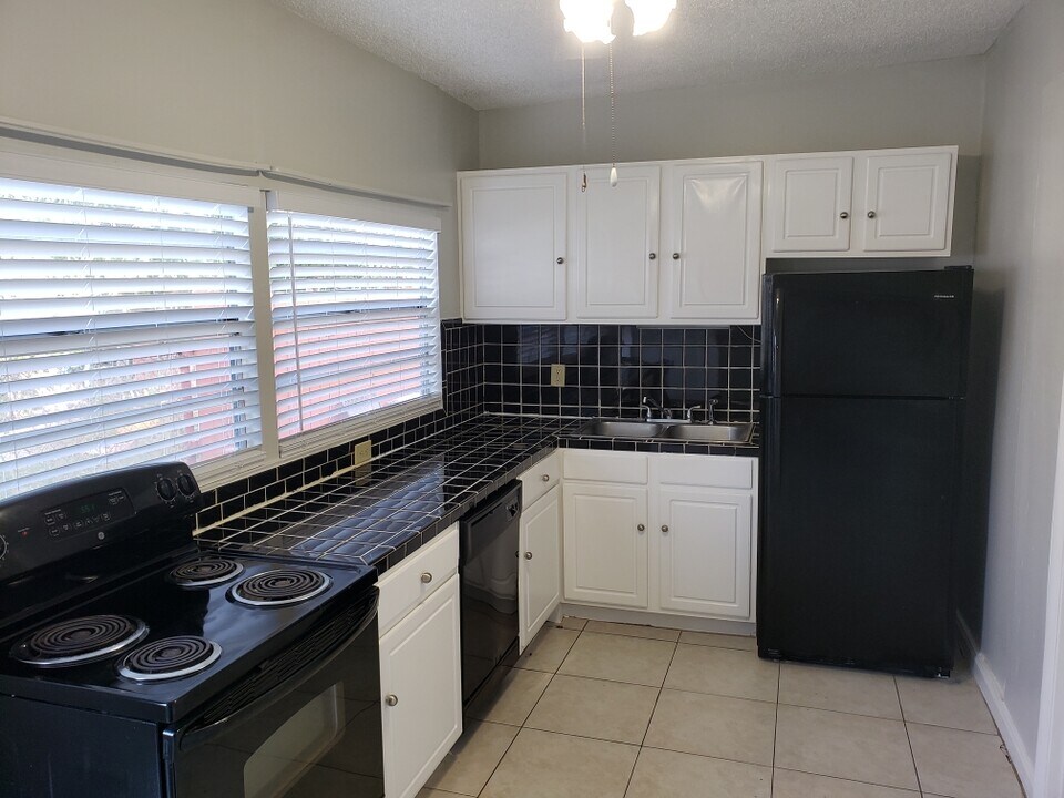 2443 Cleveland St in Hollywood, FL - Building Photo