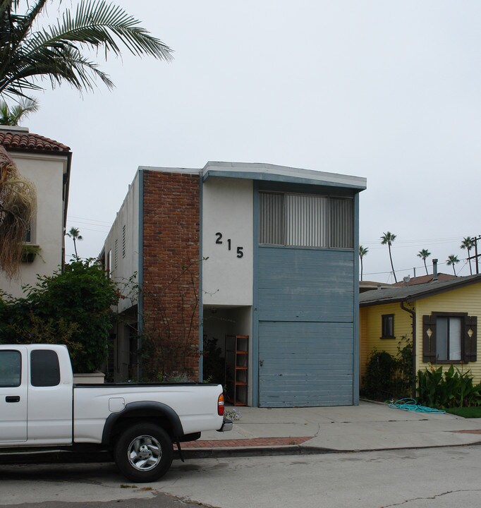 215 7th St in Seal Beach, CA - Foto de edificio