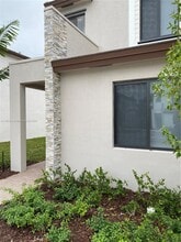 316 NE 208th Ter in Miami, FL - Foto de edificio - Building Photo