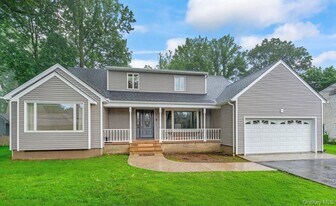 42 Titus Rd in Glen Cove, NY - Building Photo