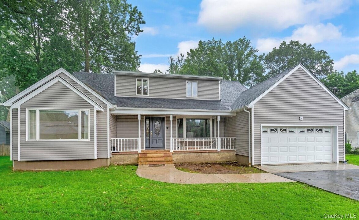 42 Titus Rd in Glen Cove, NY - Building Photo