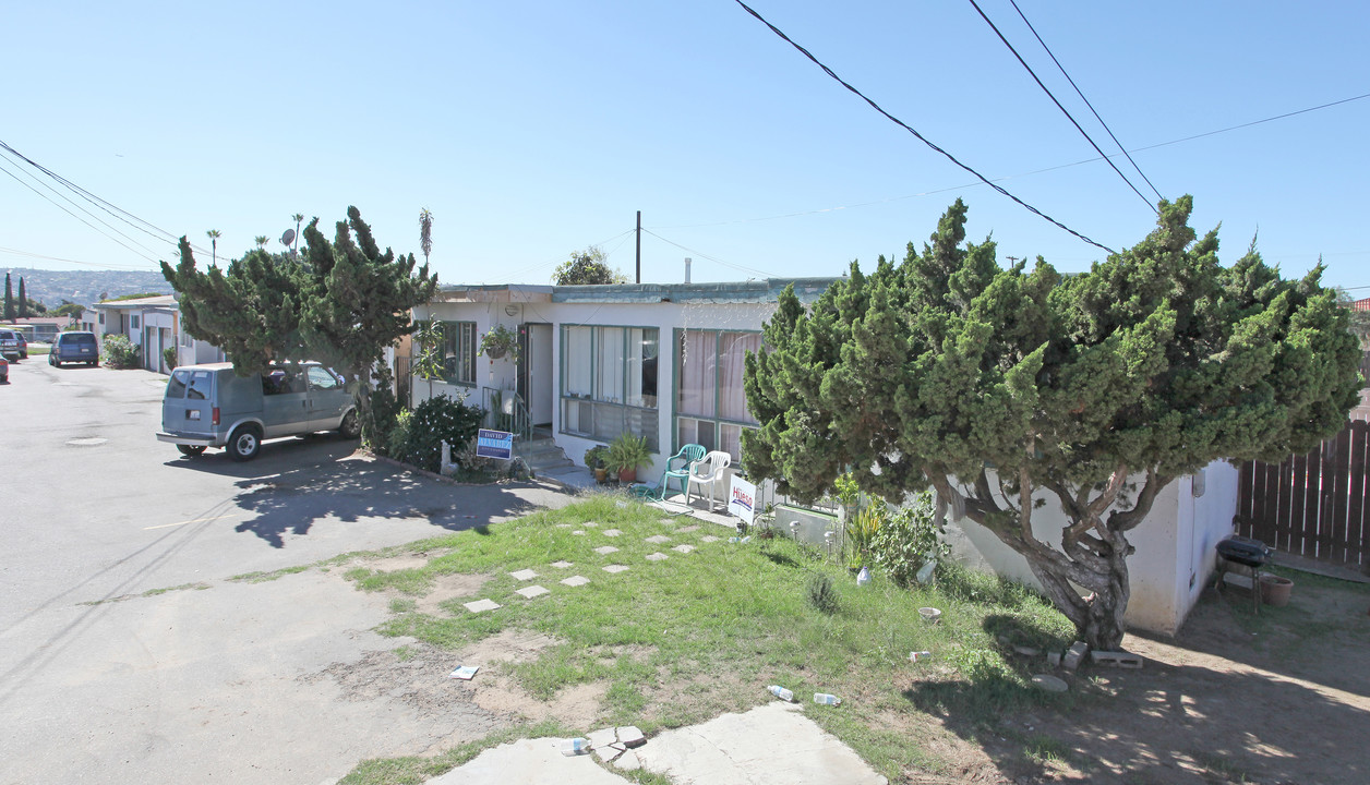 354-356 S Vista Ave in San Ysidro, CA - Building Photo