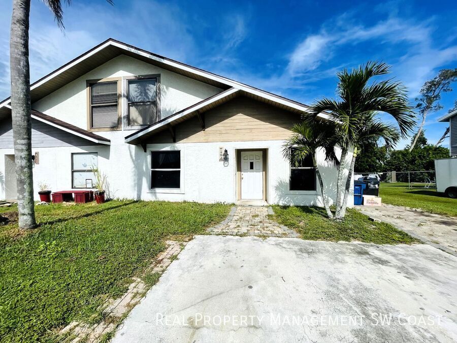 7493 Pebble Beach Rd in Ft. Myers, FL - Building Photo