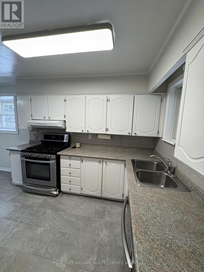 691 Irwin Crescent in Newmarket, ON - Building Photo - Building Photo