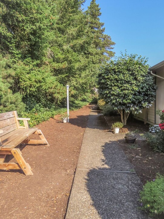 1021 Swingwood Dr NE in Keizer, OR - Foto de edificio