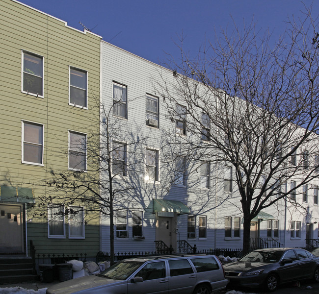 109 Freeman St in Brooklyn, NY - Foto de edificio - Building Photo