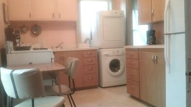 109 S Johnson St, Unit Furnished Sunny South in Iowa City, IA - Foto de edificio - Building Photo