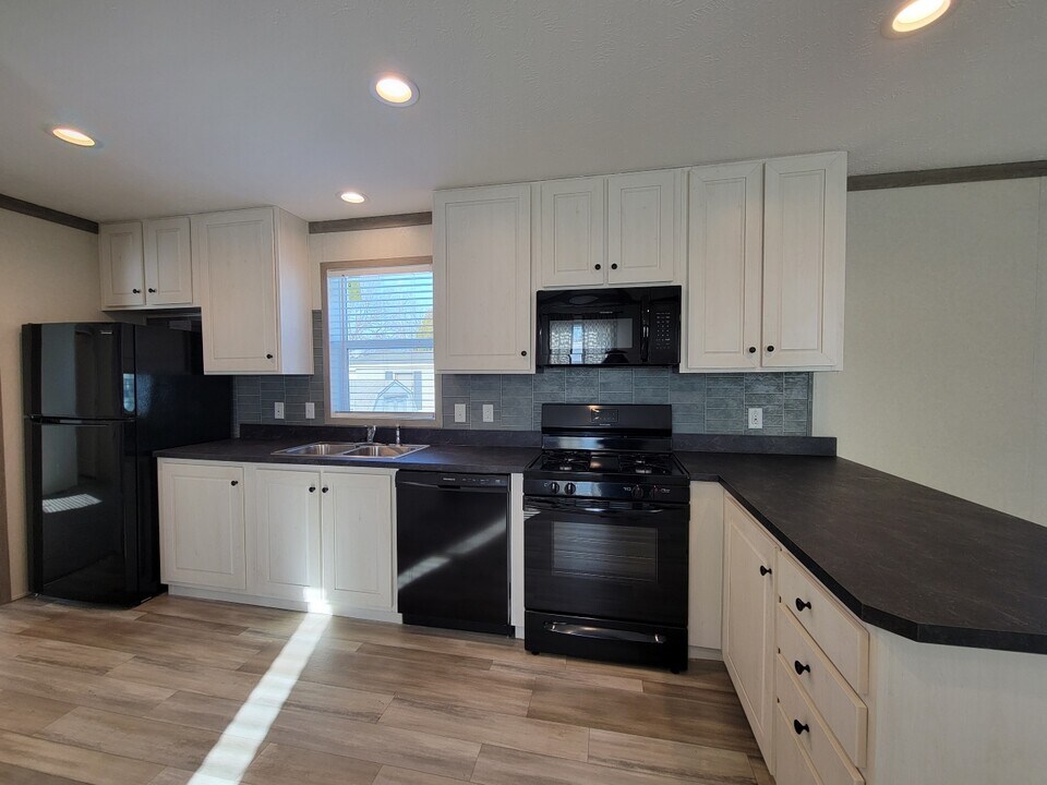 9080 Windward Dr in Algonac, MI - Building Photo