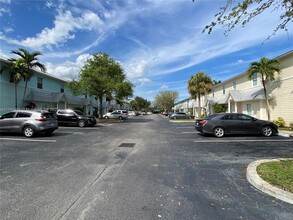 4216 Leo Ln in Riviera Beach, FL - Foto de edificio - Building Photo