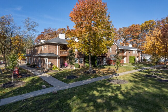 Estates One Condominiums in Broadview Heights, OH - Building Photo - Building Photo