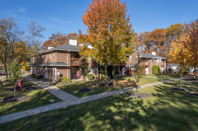 Estates One Condominiums in Broadview Heights, OH - Foto de edificio - Building Photo