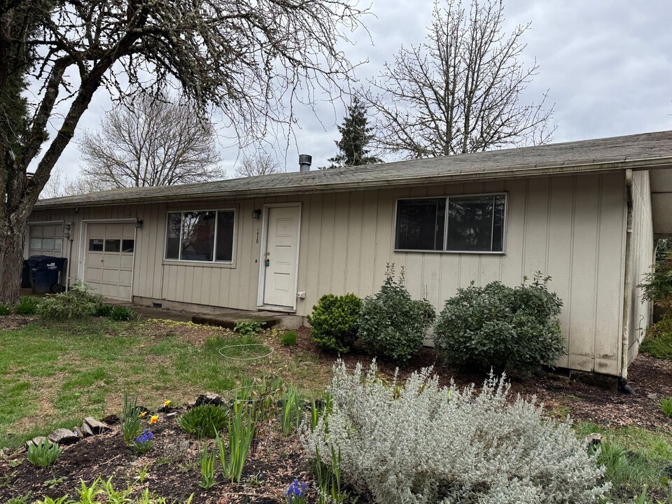 1920 Brewer Ave in Eugene, OR - Foto de edificio