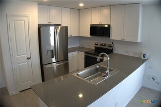 809 Riviera Ct in Seguin, TX - Foto de edificio - Building Photo