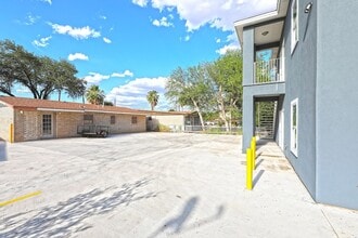 1215 Bustamante St, Unit 2 in Laredo, TX - Building Photo - Building Photo