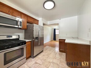 2082 Vernier Rd in Grosse Pointe Woods, MI - Building Photo - Building Photo