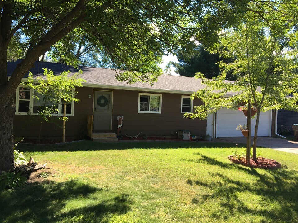 739 Buttenhoff Dr in Chippewa Falls, WI - Building Photo