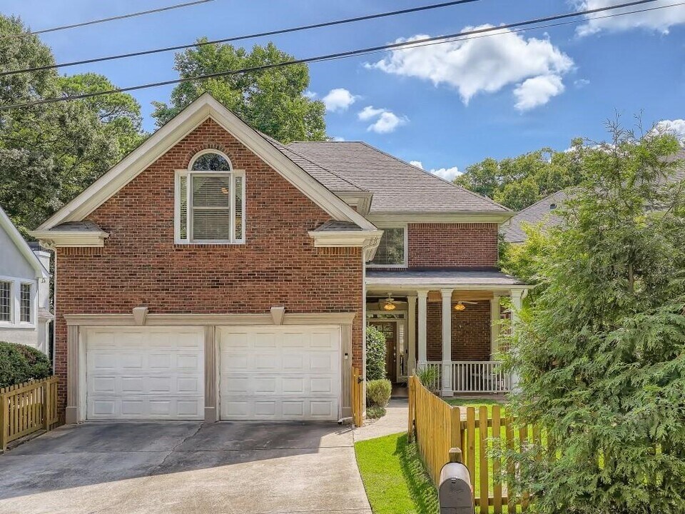 2330 Logan Cir NE in Atlanta, GA - Building Photo