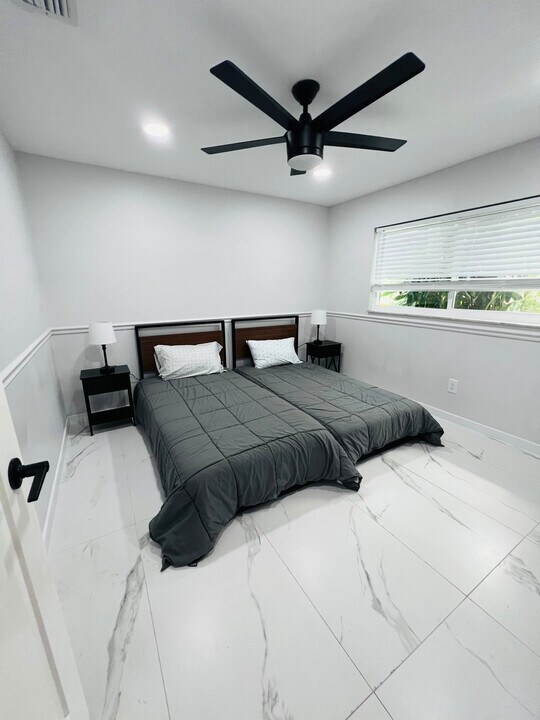 4439 Parrot Ave in Naples, FL - Foto de edificio